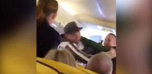 La passeggera scalza scatena una rissa furibonda, volo Ryanair costretto all’atterraggio