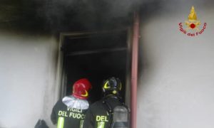 Incendio in un appartamento, camera da letto distrutta