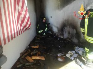 Incendio di una veranda nel catanzarese, intervento dei Vigili del Fuoco