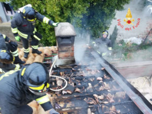 Incendio su un tetto a Chiaravalle domato dai vigili del fuoco