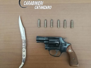 Aveva pistola e coltello nel giubbino, 62enne arrestato a Catanzaro