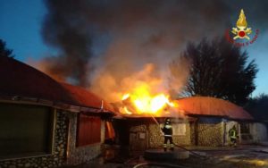 Incendio nella notte nel Villaggio Palumbo, distrutti 5 negozi