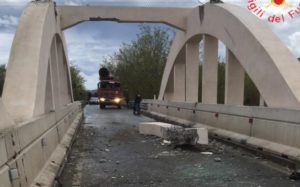 Camion contro arcate del ponte tra Isca e Badolato: divelta una trave. Statale 106 chiusa