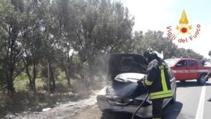 Auto in fiamme sulla Statale 106 nel catanzarese