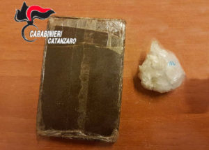 Scoperto un deposito di droga, trovata cocaina e hashish