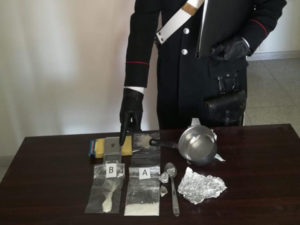 Satriano – Lancia cocaina dall’auto, 44enne arrestato