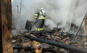Incendio in un magazzino agricolo, indagini sulle cause del rogo