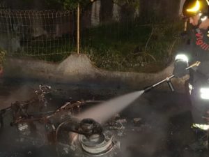 Scooter distrutto dalle fiamme nella notte