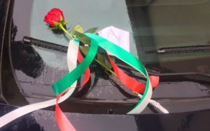 Carabiniere ucciso a Foggia, un biglietto e una rosa su una gazzella dei carabinieri per solidarietà