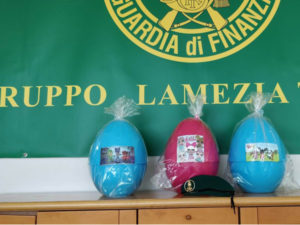 Sequestrate uova di Pasqua e sorprese contraffatte, commerciante cinese denunciato