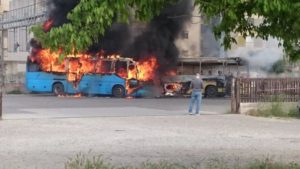 FOTO NEWS | Soverato – In fiamme due autobus in sosta