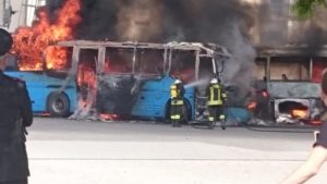 Soverato – In fiamme tre autobus in sosta, molti danni nessun ferito