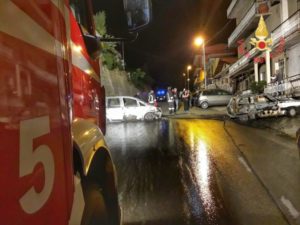 Due auto in fiamme nella notte a Maida, indagini in corso