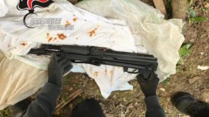 Kalashnikov nascosto in un muro, 72enne pregiudicato denunciato