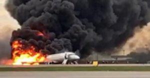 Mosca: aereo in fiamme durante l’atterraggio, 41 morti e diversi feriti