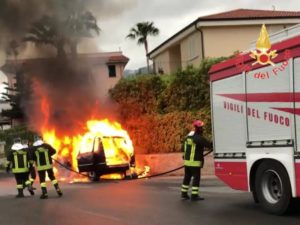 Auto in fiamme a Pietragrande, conducente in salvo