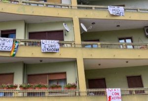 Striscioni di protesta a Catanzaro per la visita del ministro Matteo Salvini