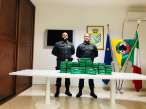 Sequestrati 53 kg di cocaina nel porto di Gioia Tauro, era nascosta in un carico di frutta esotica