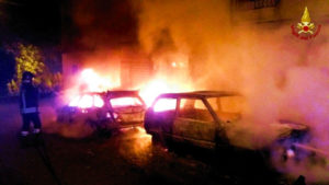 Nove auto incendiate nella notte