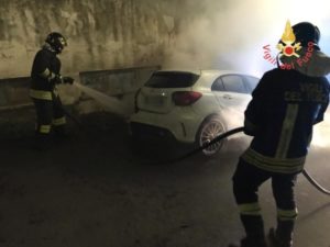 Auto distrutta dalle fiamme nella notte a Catanzaro