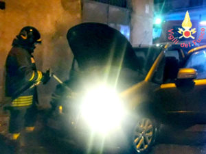 Auto in fiamme nella notte a Lamezia Terme