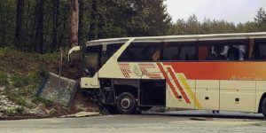 Bus di linea si scontra con una Fiat Panda, feriti