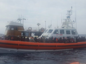 52 migranti sbarcati con una barca a vela nel catanzarese