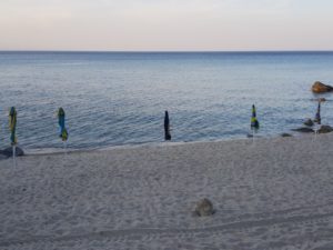 Soverato – Sequestrati ombrelloni che occupavano la spiaggia libera