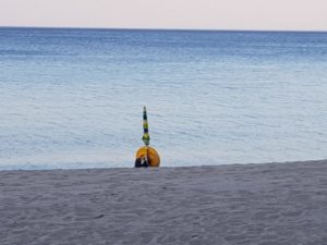 FOTO NEWS | Soverato – Ombrelloni abusivi nella spiaggia libera