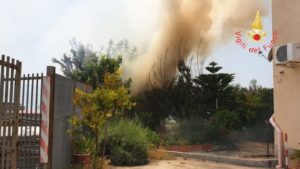 Vasto incendio di sterpaglia e macchia mediterranea divampato a Catanzaro