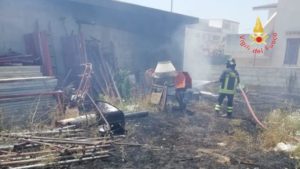 Vasto incendio di arbusti e macchia mediterranea nel catanzarese, bruciati anche 20 conigli