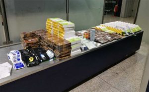 In aeroporto con 38 kg di farmaci cinesi non conformi, donna denunciata