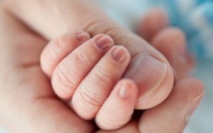 Mamma incinta ha febbre alta e problemi cardiaci: neonato muore in ospedale, aperta inchiesta