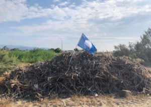 Sellia Marina, clamorosa protesta di un operatore turistico: Issata la Bandiera Blu su un cumulo di rifiuti