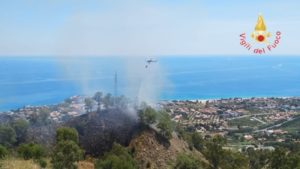 Incendio di arbusti e macchia mediterranea a Stalettì