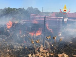 Squillace – Struttura per ricovero animali distrutta da un incendio