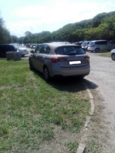 Catanzaro – Auto parcheggiate sulle aiuole del lungomare di Giovino hanno danneggiato i pozzetti per l’irrigazione