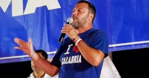 Soverato, polizia in tenuta antisommossa allontana la folla che contesta Salvini