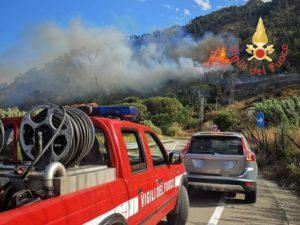 Vasto incendio di arbusti e macchia mediterranea a Copanello, minacciato residence