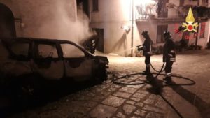 In fiamme un’auto a Torre di Ruggiero, indagini sulle cause