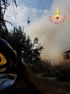Incendio di arbusti e macchia mediterranea nel comune di Catanzaro