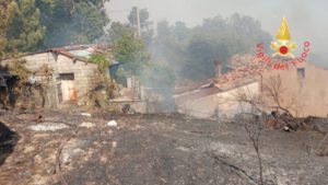 Vasto incendio a Gimigliano, il fuoco danneggia abitazioni
