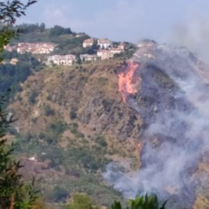 Vasto incendio di arbusti e macchia mediterranea nel catanzarese