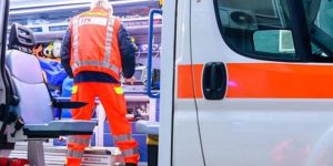 Ambulanza interviene per un’emergenza, medico accoltellato senza ragione