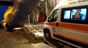 Bambina di 18 mesi in pericolo di vita trasportata con aereo militare a Torino