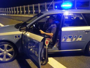 Panico in Calabria sull’A2 per auto contromano nella notte, fermata dalla polizia stradale