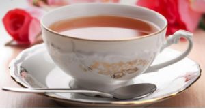 Bere una tazza di tè ogni giorno fa bene al cervello. A dirlo gli scienziati inglesi