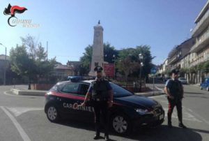 Forza due posti di blocco e tenta di investire carabiniere, 27enne arrestato nel catanzarese