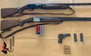 Fucili, pistola e munizioni in casa; 56enne denunciato nel catanzarese