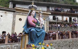 Inchino statua della Madonna di Polsi durante processione, aperta indagine